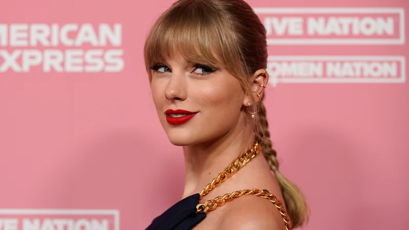 Fotografija: Singer Taylor Swift arrives on the red carpet for the "Billboard Women in Music" event in Los Angeles, California, U.S., December 12, 2019. REUTERS/Mike Blake Foto Mike Blake Reuters