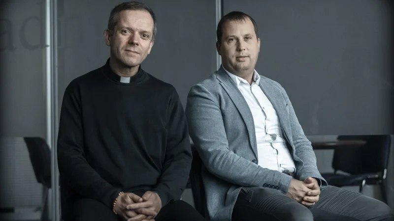 Fotografija: Lazarist misijonar Janez Cerar in Igor Vovk iz Zavoda Iskreni pravita, da so v slabem letu prejeli skoraj štirideset prijav. Na večino so podali kazenske ovadbe.
Foto Voranc Vogel