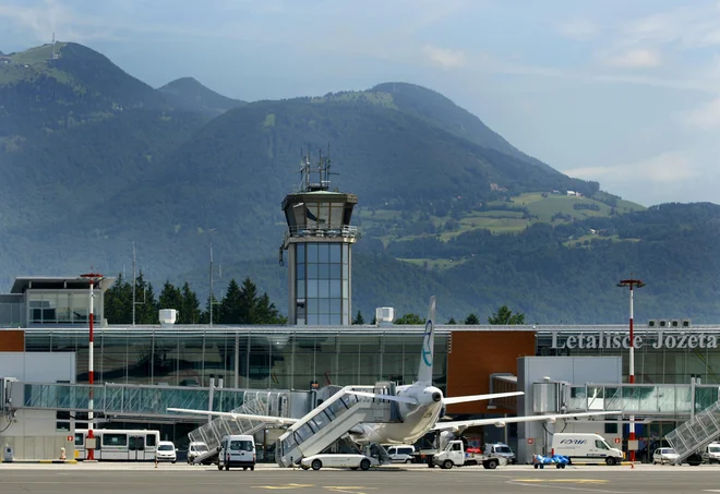 Poročali smo, da se tuji letalski prevozniki s poletnim voznim redom krepijo povezavo v Ljubljano in da še ne bo jutranjega leta v Bruselj. FOTO: Blaž Samec/Delo<br />
&nbsp;