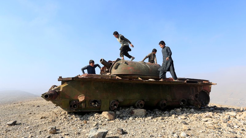 Fotografija: Otroci se igrajo na zapuščenem ruskem tanku. FOTO: Reuters