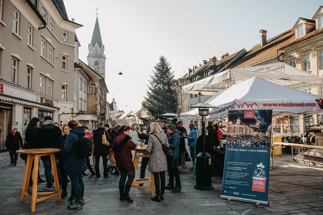 Živahno v starem mestnem jedru v Kranju. Foto Arhiv Mo Kranj