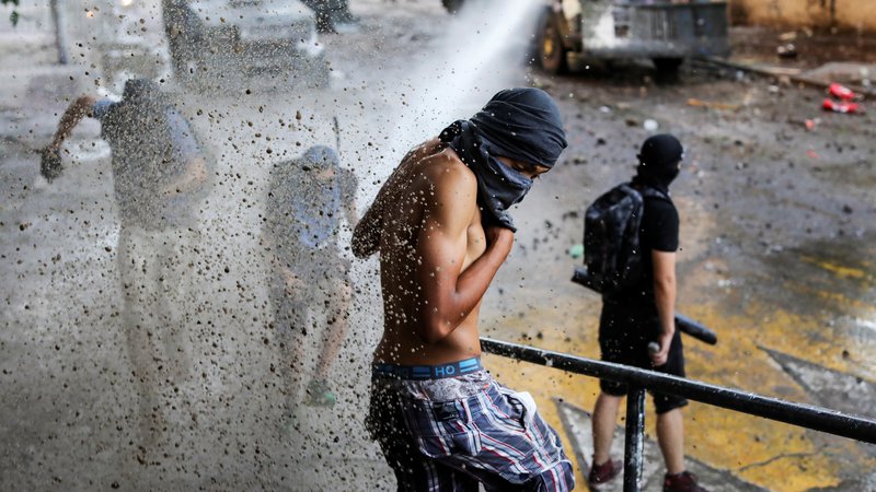 Fotografija: Protesti so zahtevali 26 življenj, najmanj štiri od njih je Urad ZN za človekove pravice označil za »nezakonite«. FOTO: Pablo Sanhueza/Reuters