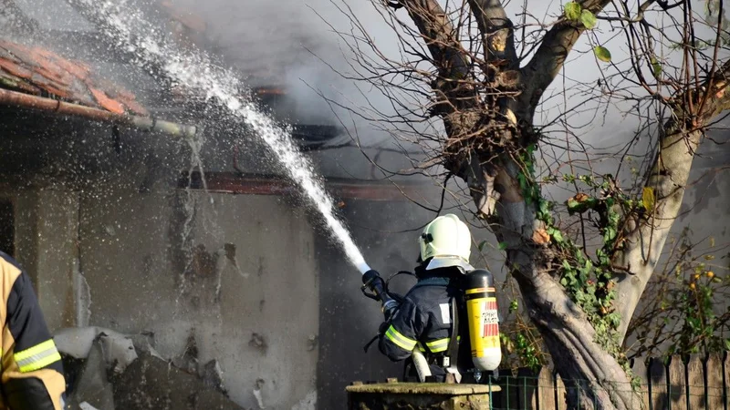 Fotografija: V decembru se število požarov povečuje, skoraj vsak dan zagori kakšna hiša in druga bivalna in nebivalna poslopja. Foto Oste Bakal