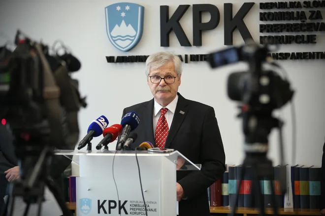Kot je dejal Boris Štefanec v začetku tedna, za takšno odločitvijo stojijo tako njegova družina kot sodelavci, sam pa je prepričan, da je &quot;bistveno boljši kandidat&quot; za predsednika KPK, kot je bil pred šestimi leti, saj ima že šest let izkušenj. Mandat mu poteče marca. FOTO: Jure Eržen/Delo