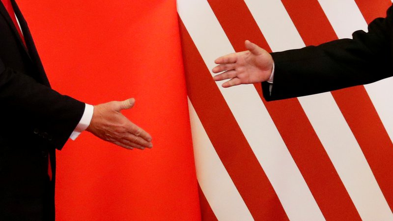 Fotografija: Amneriški predsednik Donald Trump in kitajski Ši Džinpeng novembra 2017 v Pekingu.  Foto Damir Sagolj Reuters