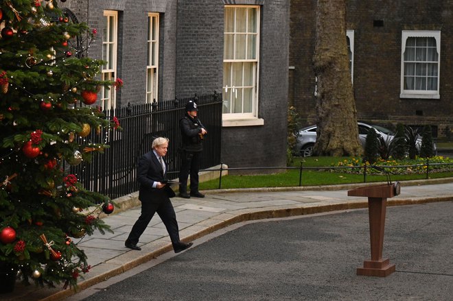 Boris Johnson je vulkan posebne vrste. Sežgal je ves razum okoli sebe. A ni problem on. Vprašanje je, kaj se dogaja z Britanci. FOTO: Oli Scarff/AFP