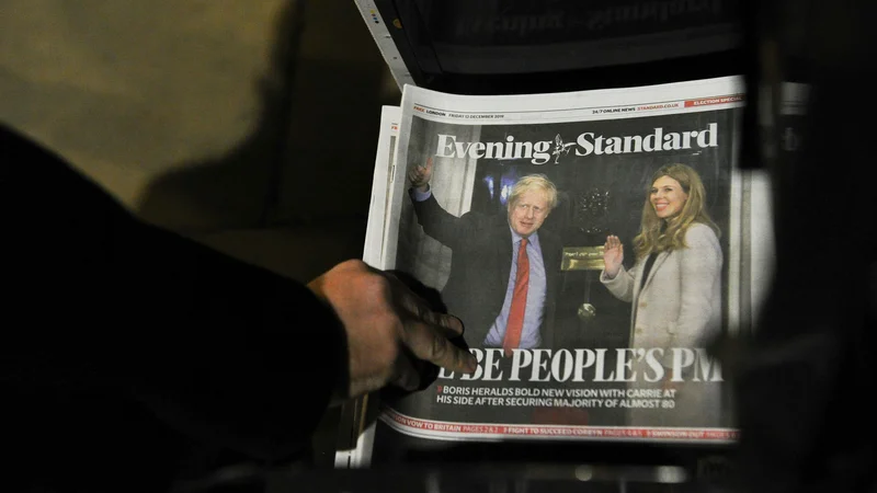 Fotografija: Prepričljiva zmaga konservativcev pomeni, da bo britanski premier Boris Johnson preživel božič v Downing Streetu 10. FOTO: Daniel Sorabji/AFP