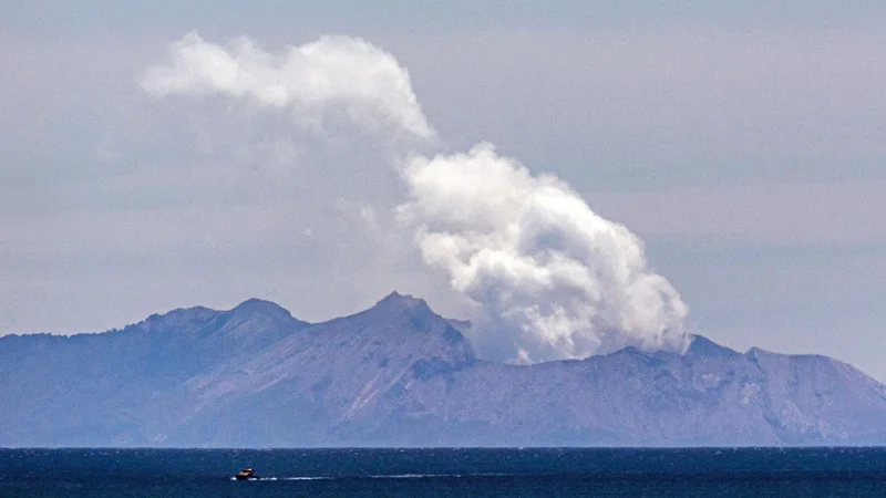 Fotografija: V času izbruha je bilo na Belem otoku ali v njegovi neposredni bližini najmanj 48 ljudi. FOTO: Marty Melville/AFP