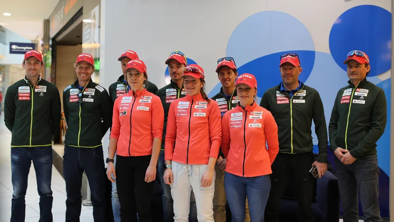 Fotografija: Biatlonke (Polona Klemenčič desno v oranžni bundi, Lea Einfalt v sredini) so zelo spodbudno opravile s štafetno preizkušnjo v Avstriji. FOTO: Tomi Lombar/Delo