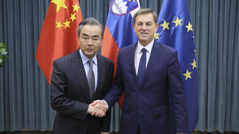 Fotografija: Kitajski zunanji minister Wang Yi in slovenski zunanji minister Miro Cerar. FOTO: Jože Suhadolnik/Delo