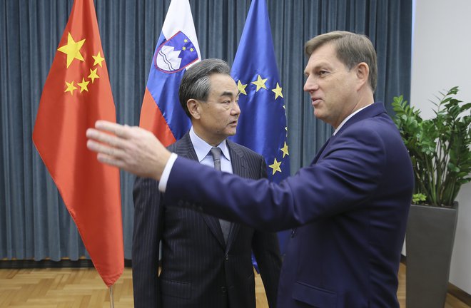 Cerar je na novinarski konferenci po pogovorih z Wangom poudaril, da je Kitajska svetovna velesila, ena od stalnih članic Varnostnega sveta ZN in ena od nepogrešljivih strateških partneric Evropske unije. FOTO: Jože Suhadolnik/Delo