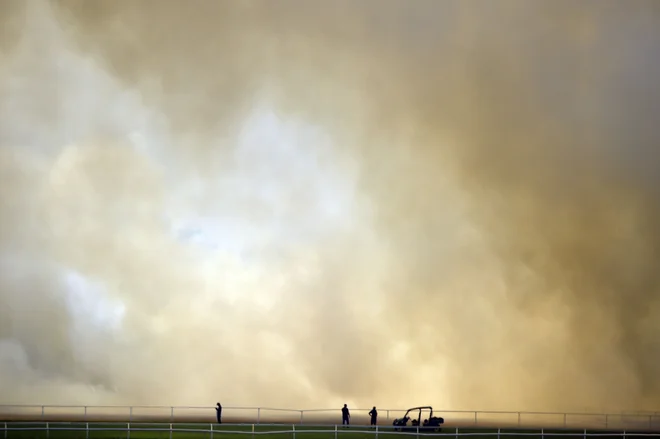 V Avstraliji se še vedno borijo s požari. Včeraj je zagorelo ob stadionu za kriket v Perthu. FOTO: Peter Parks/AFP