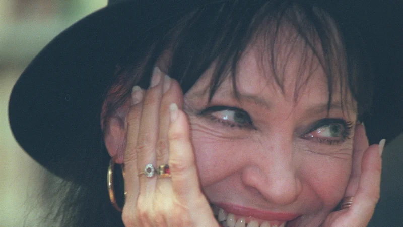 Fotografija: Anna Karina je leta 2000 v Ljubljani v Cankarjevem domu nastopila skupaj z mojstrom novega francoskega šansona Philippom Katerinom. FOTO: Voranc Vogel/Delo