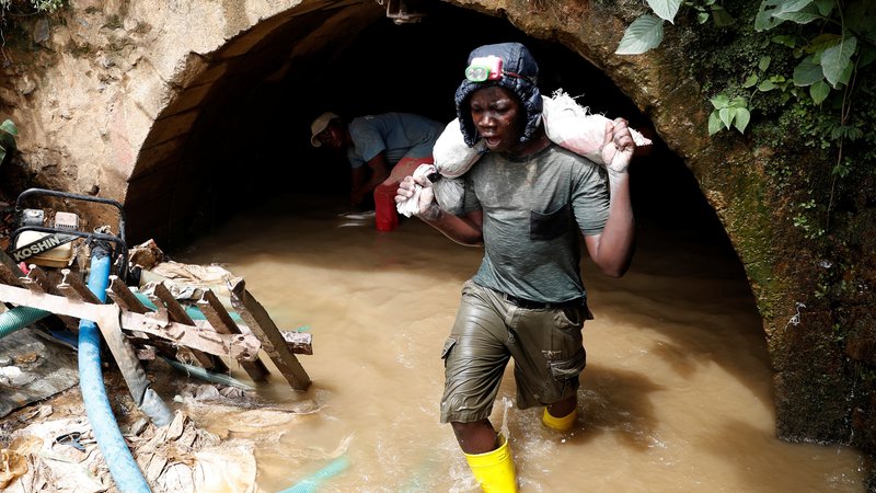 Fotografija: Delo v rudniku zlata blizu mesta Mongbwalu v Kongu (fotografija je simbolična). FOTO: Goran Tomašević/Reuters