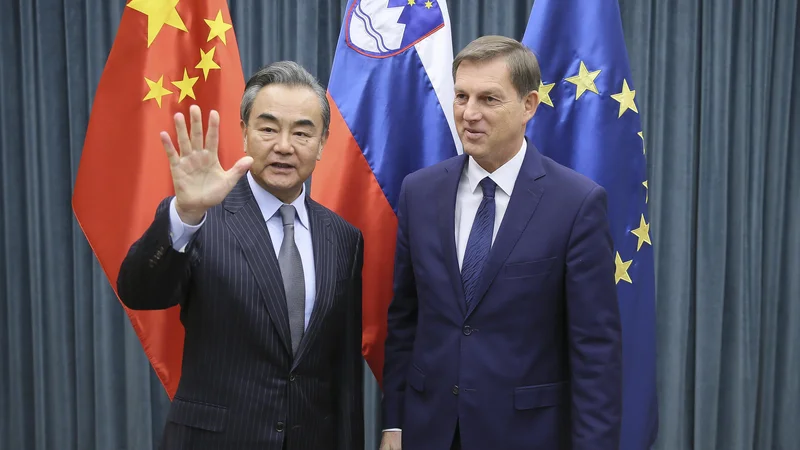 Fotografija: Kitajski in slovenski zunanji minister, Wang Yi in Miro Cerar, sta izrazila upanje, da bodo odnosi med Kitajsko in EU vstopili v novo fazo kakovostnejšega partnerstva. FoOTO: Jože Suhadolnik/Delo