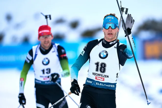 Francoski reprezentant Emilien Jacquelin (desno) je v izjemnem finišu preprečil našemu Jakovu Faku uvrstitev na stopničke. FOTO: AFP