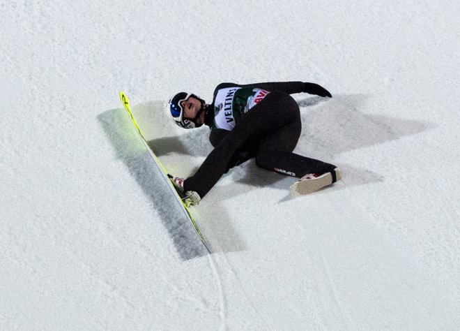 Norveški mladinski svetovni prvak Thomas Aasen Markeng je včeraj po doskoku grdo padel. FOTO: AFP