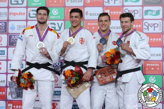 Mihael Žgank (na fotografiji drugi z desne) se je na mastersu ovenčal z bronasto kolajno. FOTO: Emanuele Di Feliciantonio/IJF