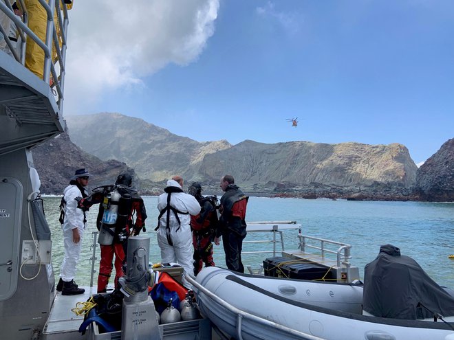 Reševalci pričakujejo, da bodo pogrešani osebi našli mrtvi v morju pred otokom. FOTO: Police New Zealand/Reuters