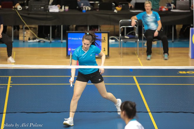 V tekmovalnem badmintonu se uporablja peresna žogica. Oprema ni poceni, uporabljam pet popolnoma enakih loparjev. Foto: Aleš Polanc