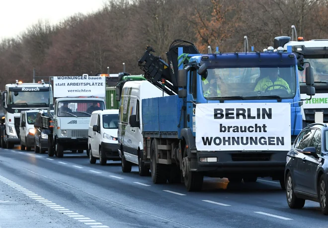 "Berlin potrebuje stanovanja" je bilo geslo nedavnega protesta gradbincev proti omejevanju najemnin v Berlinu. Foto Anegret Hilse/reuters