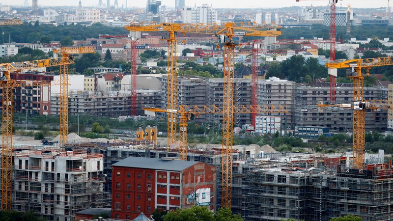 Fotografija: Odslej bo v Berlinu tudi mesto gradilo stanovanja, da bi zajezili rast najemnin. Foto Fabrizio Bensch/reuters