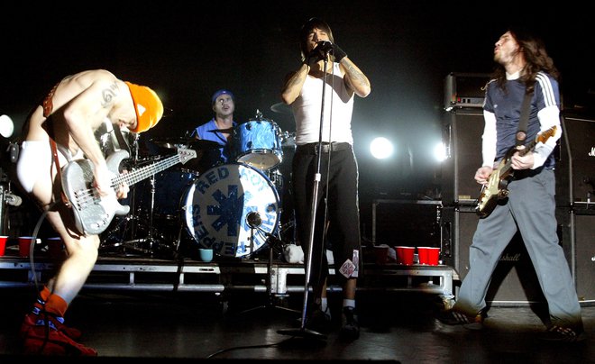 V preteklih letih so se večkrat pojavila ugibanja, ali se bo Frusciante (na fotografiji desno), ki se je medtem preizkusil v popolnoma drugih žanrih, vrnil k Peppersom. FOTO: Ethan Miller/Reuters