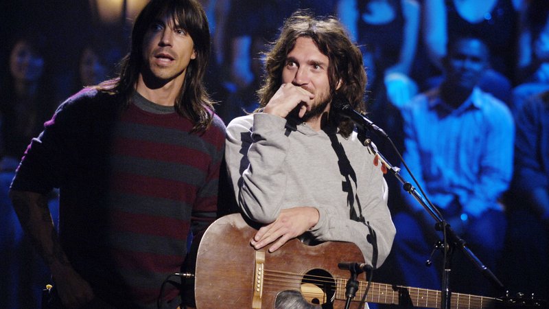 Fotografija: Anthony Kiedis (na fotografiji levo) in John Frusciante leta 2005 v Los Angelesu. FOTO: Chris Pizzello Reuters
