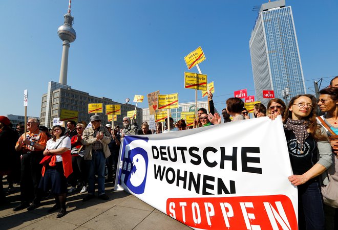 Številni Berlinčani so letos protestirali proti rasti najemnin in proti velikim stanovanjskim podjetjem, kot je Deutsche Wohnen. Foto Fabrizio Bensch/reuters