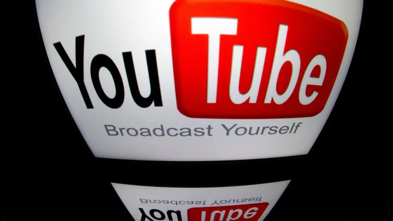 Fotografija: Uspešni youtuberji so veliki zvezdniki, a se lahko hitro znajdejo tudi v nemilosti. FOTO: Lionel Bonaventure/AFP