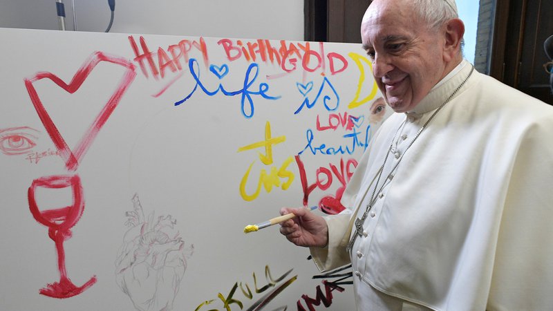 Fotografija: Papež tudi ob rojstnih dnevih ne pozabi na dobrodelnost. FOTO: Reuters