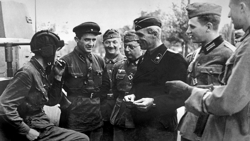Fotografija: V Brest-Litovsku so se 22. septembra 1939 nacionalni in internacionalni socialisti takole prijateljsko bratili. FOTO: Wikipedia