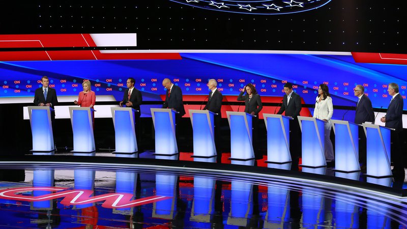 Fotografija: Nocoj se bo predstavilo deset demokratskih predsedniških kandidatov. Foto: Reuters