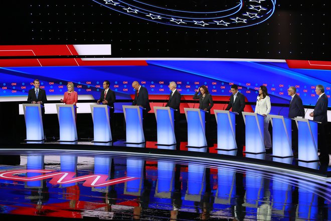 Nocoj se bo predstavilo deset demokratskih predsedniških kandidatov. Foto: Reuters
