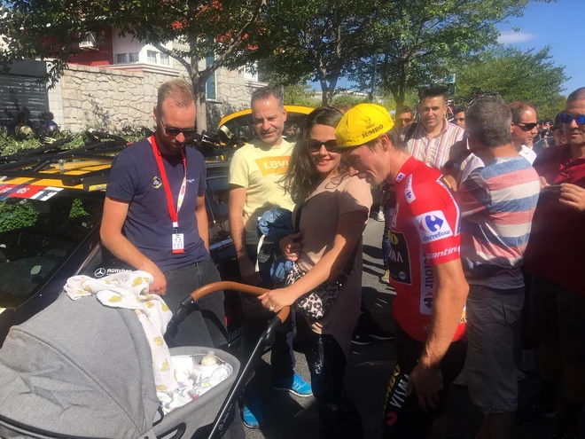 Primož z Loro in Levom pred startom današnje etape. FOTO: Miha Hočevar/Delo