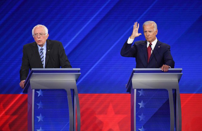 Senator Bernie Sanders in nekdanji podpredsednik Joe Biden. FOTO: Robyn Beck/AFP
