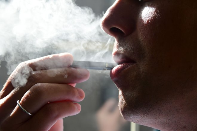 Moški iz Washingtona med kajenjem elektronske cigarete Foto AFP