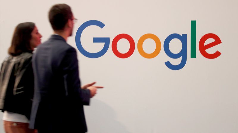 Fotografija: Dogovor med Googlom in Francijo ocenjujejo za precedenčen, lahko bi vplival na poslovanje drugih globalnih tehnoloških podjetij, ki poslujejo v tej državi. FOTO: Charles Platiau/Reuters