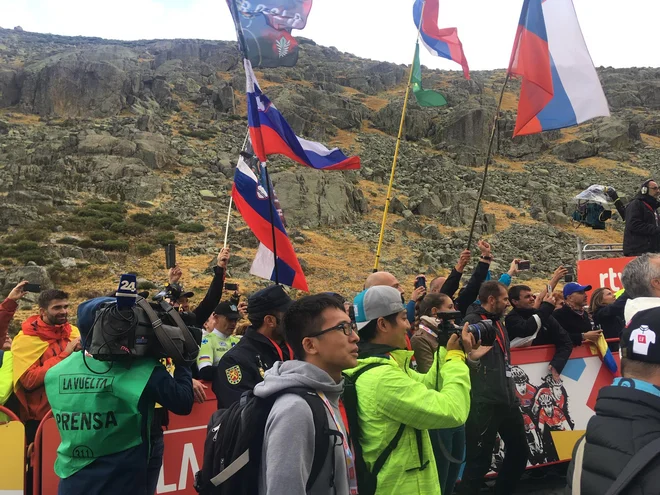 Slovenski navijači so navdušeno spremljali razplet 20. etape. FOTO: Miha Hočevar