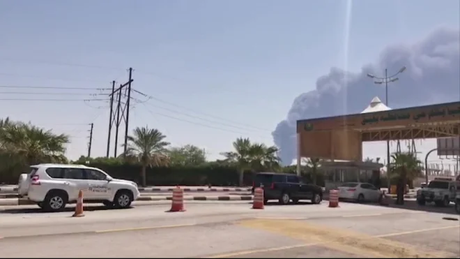 Dim nad naftnim objektom družbe Aramco. FOTO:<br />
Afp