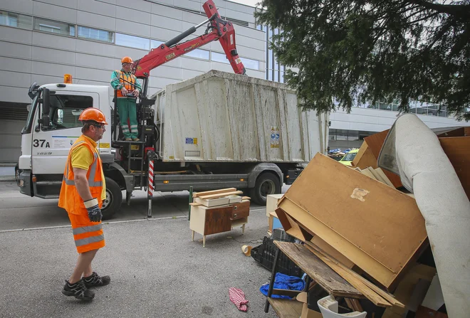 Ljubljančani lahko brezplačni odvoz kosovnega materiala naročijo enkrat na leto, ne glede na razpisani termin. Foto: Jože Suhadolnik