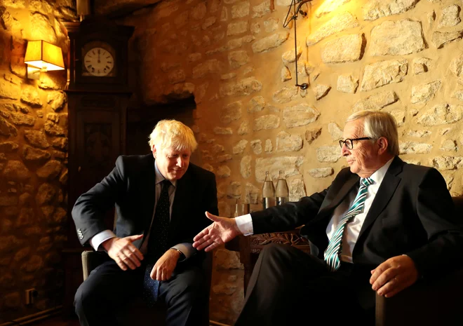 Juncker je Johnsona sprejel na domačem terenu, v Luxembourgu. FOTO: Reuters