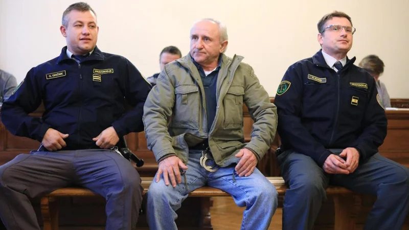 Softić je na današnjem začetku glavne obravnave sodnico poskušal prepričati, da je Mitrovića ubil, ne pa umoril, saj da ga ni namerno zasledoval in zločina ni načrtoval, pač pa da sta se srečala po naključju. FOTO: Aleš Andlovič