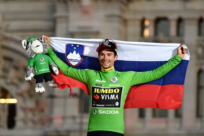 Primož Roglič je na Vuelti poleg rdeče majice osvojil tudi zeleno najboljšega po etapnih uvrstitvah. FOTO: AFP