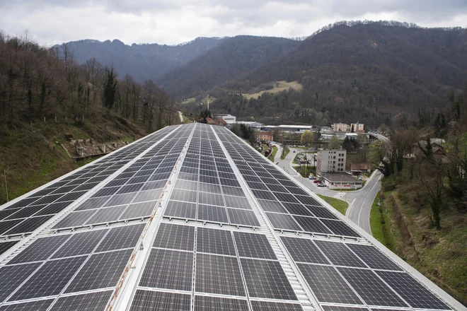 Steklarna Hrastnik vlaga v nove sončne elektrarne. FOTO: Bor Slana