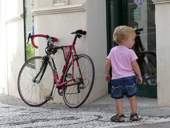 Takrat deklice še niso skakale. No, pa saj tudi kolesarile niso. Foto: Shutterstock