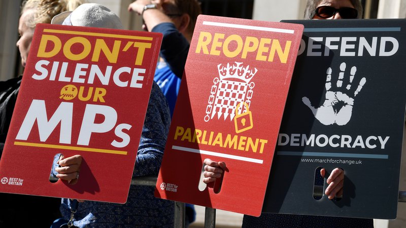 Fotografija: Nasprotniki pettedenske prekinitve britanskega parlamenta, ki so se danes zbrali pred stavbo vrhovnega sodišča. FOTO: Toby Melville/Reuters