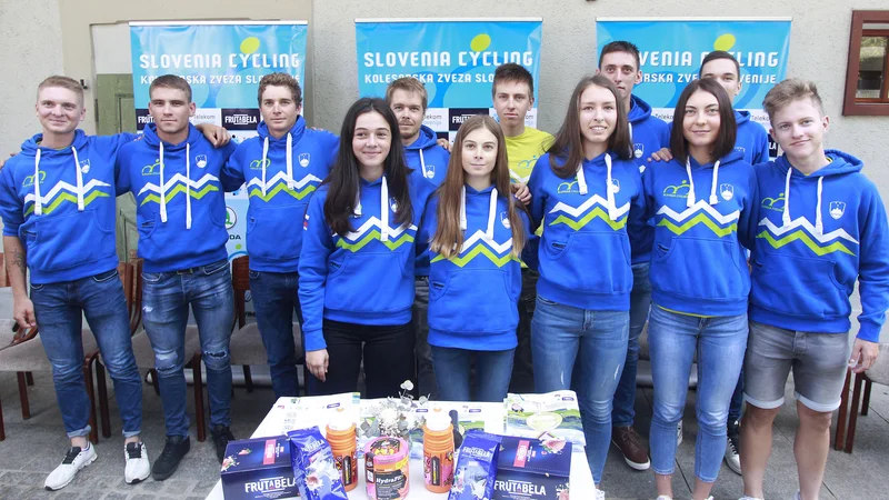 Fotografija: Med drugimi bodo Slovenijo na SP zastopali: (z leve zadaj) Jaka Primožič, Tilen Finkšt, Luka Pibernik, Jan Tratnik, Tadej Pogačar, Boštjan Murn, Aljaž Colnar, (spredaj) Ana Ahačič, Tjaša Sušnik, Metka Mikuž, Nika Jančič in Gal Glivar. FOTO: Roman Šipić/Delo