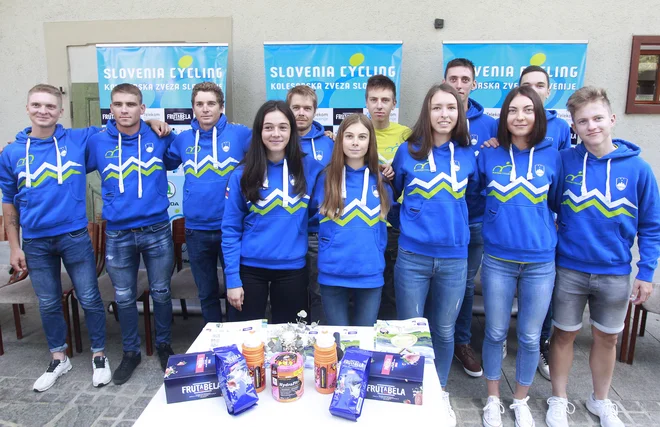 Med drugimi bodo Slovenijo na SP zastopali: (z leve zadaj) Jaka Primožič, Tilen Finkšt, Luka Pibernik, Jan Tratnik, Tadej Pogačar, Boštjan Murn, Aljaž Colnar, (spredaj) Ana Ahačič, Tjaša Sušnik, Metka Mikuž, Nika Jančič in Gal Glivar. FOTO: Roman Šipić/Delo