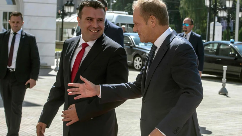 Fotografija: Zaev je obljubil Tusku, da bo država ostala zavezana vladavini prava. FOTO: Robert Atanasovski/AFP